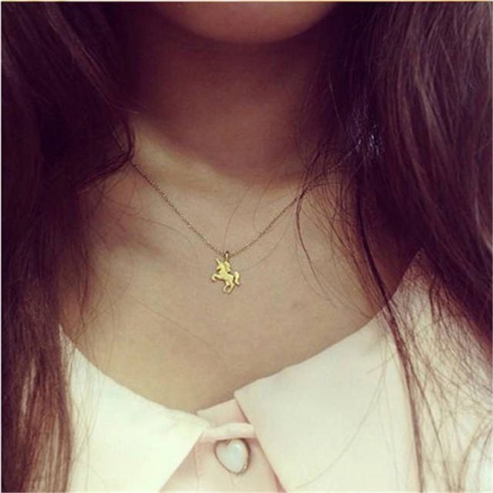 Delicate gold unicorn necklace - Picture 4 of 5